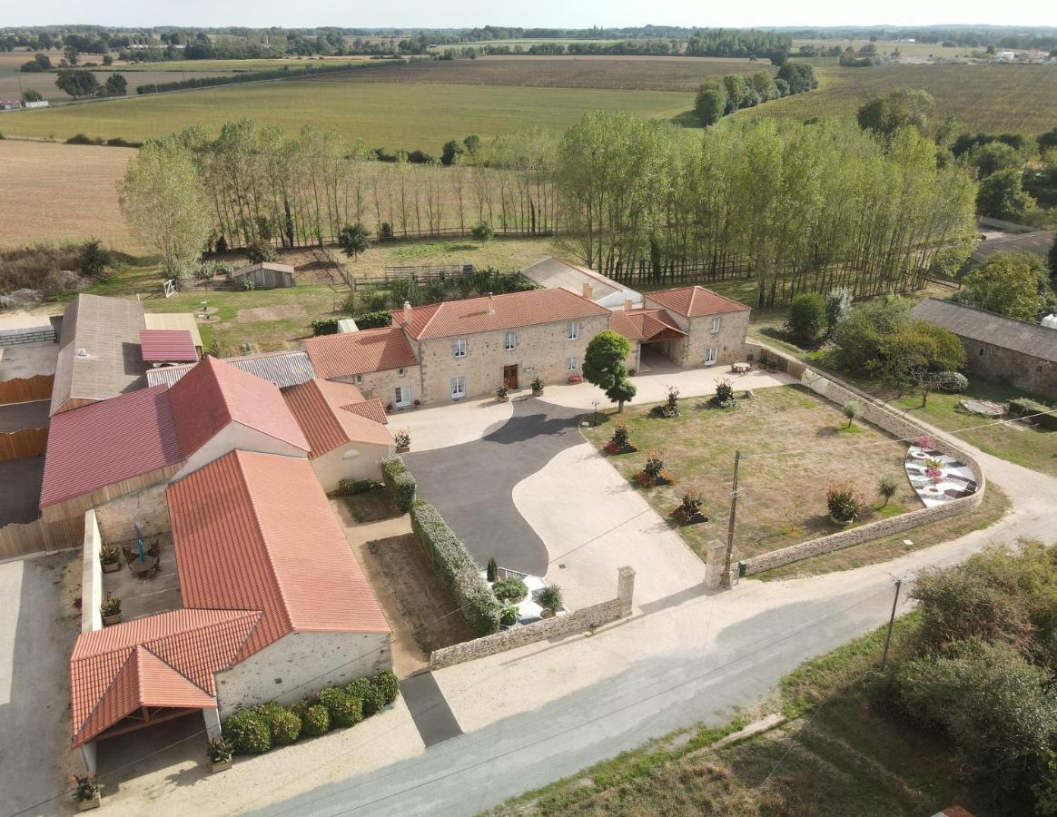 Le Logis Du Chateau Vieillevigne Bagian luar foto